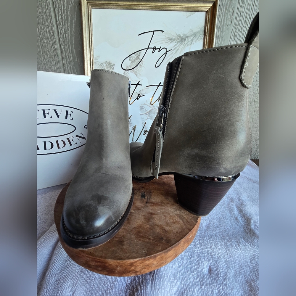 Steve Madden Wantagh Grey Leather Ankle Booties